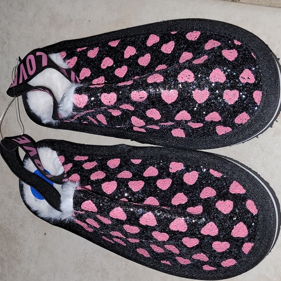 Chulis Slip-On Black Fuzzy Iridescent Butterflies Pink Heart Clog Stretchy Strap - Picture 5 of 9